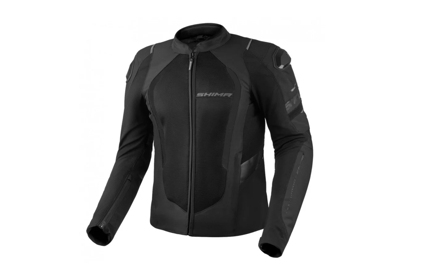 Czarna kurtka motocyklowa z zamkiem błyskawicznym pośrodku, wykonana z wytrzymałego materiału, posiada dodatkowe wzmocnienia na ramionach i rękawach oraz subtelne logo na klatce piersiowej.