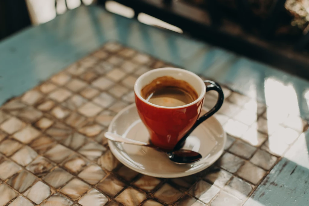Zastanawiałaś się, dlaczego do espresso podaje się szklankę wody? Oto odpowiedź!