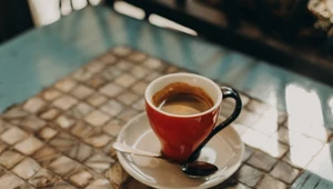 Dlaczego do espresso podają wodę? Odpowiedź nie jest wcale taka oczywista!