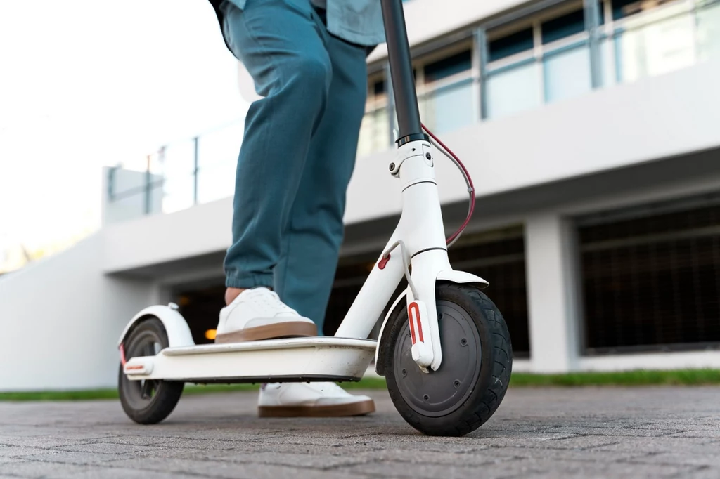 Hulajnoga elektryczna a rower elektryczny – co lepiej wybrać? Hulajnoga elektryczna a rower elektryczny – co lepiej wybrać?