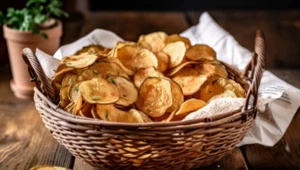 Zrobisz je w 15 minut. Domowe chipsy z patelni - zdrowsze i bardziej chrupiące niż te ze sklepu