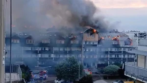 Wielki pożar bloku mieszkalnego pod Warszawą. Trwa walka z ogniem