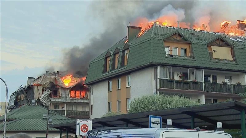 Ogromny pożar budynku wielorodzinnego pod Warszawą. Trwa akcja straży Ogromny pożar budynku wielorodzinnego pod Warszawą. Trwa akcja straży