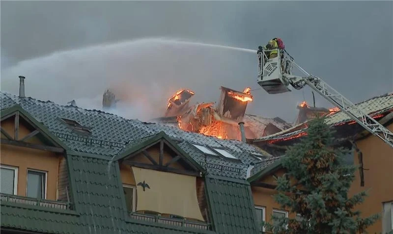 Płonie dach budynku wielorodzinnego pod Warszawą. W akcji uczestniczy 60 strażaków Płonie dach budynku wielorodzinnego pod Warszawą. W akcji uczestniczy 60 strażaków