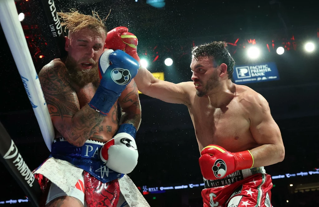 Julio Cesar Chavez Jr (z prawej) w walce z Jake'iem Paulem, 28.06.2025 r. Julio Cesar Chavez Jr (z prawej) w walce z Jake'iem Paulem, 28.06.2025 r.