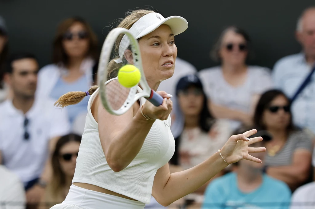 Danielle Collins Zawodniczka tenisowa w trakcie dynamicznego uderzenia piłki rakietą na korcie, w tle widoczna publiczność obserwująca mecz.