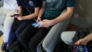 Koniec smartfonów w szkołach. Rewolucja w unijnym kraju