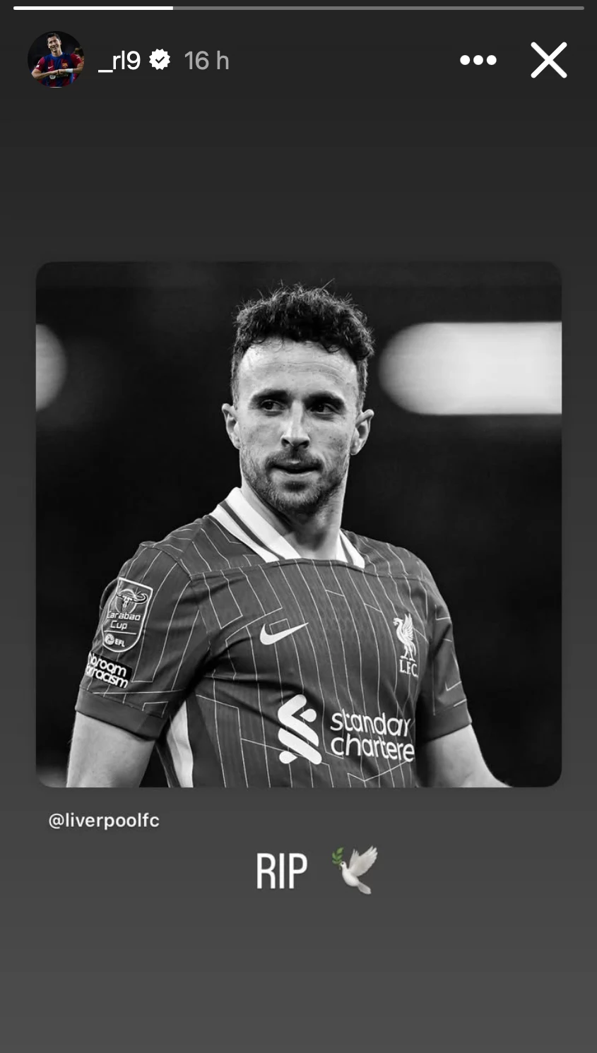 Robert Lewandowski żegna Diogo Jotę Piłkarz ubrany w koszulkę drużyny Liverpool FC w czarno-białym kadrze, w tle rozmyte światła stadionu, pod zdjęciem napis RIP oraz emoji gołębia.