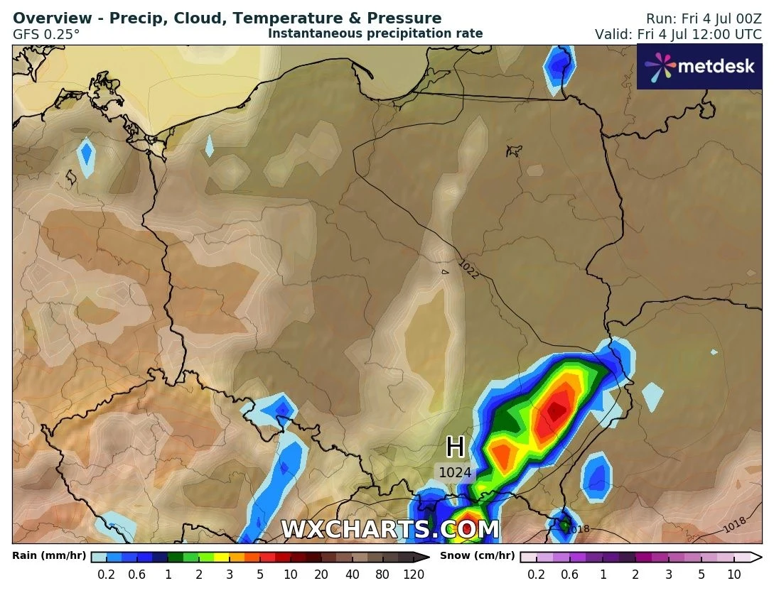 Kolorowa mapa pogodowa Europy Środkowej ukazująca obszary zróżnicowanych opadów atmosferycznych, najintensywniejsze opady skoncentrowane są w południowo-wschodniej Polsce oraz na granicy ze Słowacją, oznaczone przez nasycone barwy niebieskie, zielone, ...