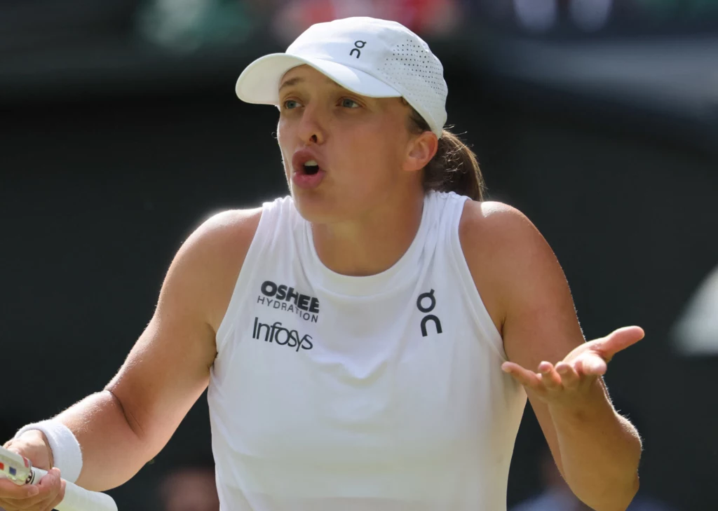 Iga Świątek w akcji na kortach Wimbledonu Iga Świątek w akcji na kortach Wimbledonu
