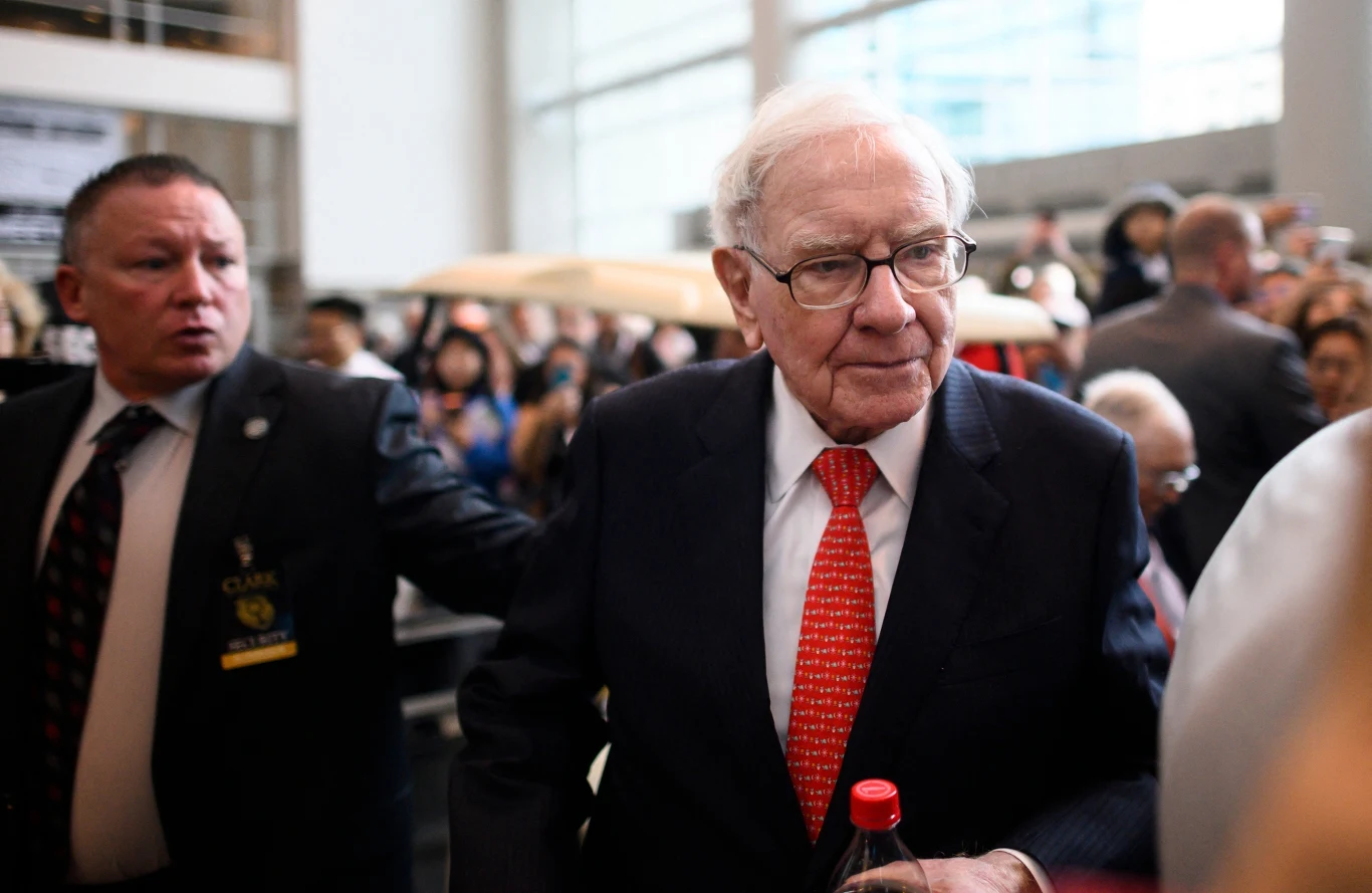 ”Wyrocznia z Omaha” już przeszedł do historii jako autor błyskotliwych maksym biznesowych. Berkshire Hathaway, wehikuł inwestycyjny Warrena Buffetta, dysponuje rekordowo dużymi rezerwami gotówkowymi.