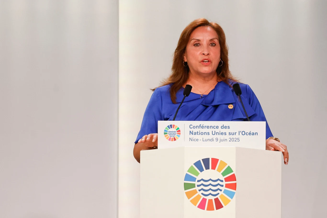 Dina Boluarte podwoiła swoją pensję jako prezydentka Peru, co wprawiło wielu mieszkańców w oburzenie Dina Boluarte podwoiła swoją pensję jako prezydentka Peru, co wprawiło wielu mieszkańców w oburzenie