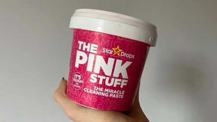 Niepozorna, a działa cuda. Kultowa różowa pasta w promocji w Super-Pharm