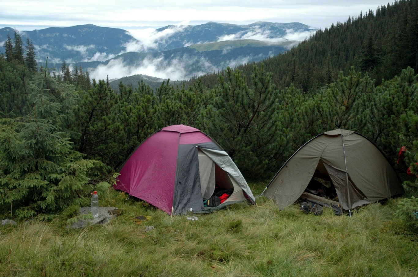 W Polsce biwakowanie w parkach narodowych poza miejscami wyznaczonymi jest zakazane. Obóz w Gorganach (Karpaty)
