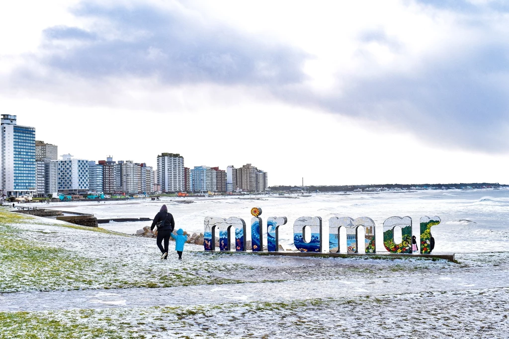 Pokryta śniegiem plaża w Miramar w Argentynie. Z powodu mrozu w ostatnich dniach w Ameryce Południowej zmarło kilkanaście osób Pokryta śniegiem plaża w Miramar w Argentynie. Z powodu mrozu w ostatnich dniach w Ameryce Południowej zmarło kilkanaście osób