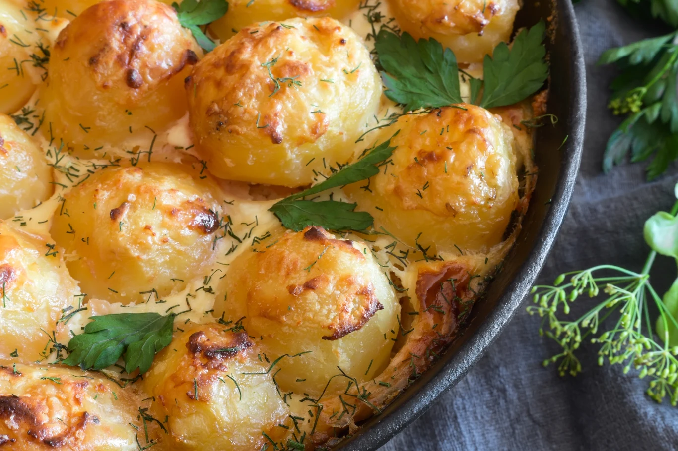 Pieczone młode ziemniaki z sosem beszamelowym to najpyszniejszy letni przepis Pieczone młode ziemniaki z sosem beszamelowym to najpyszniejszy letni przepis
