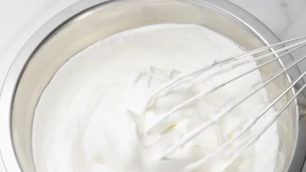 Dodaj podczas ubijania, śmietana szybko się zagęści. 