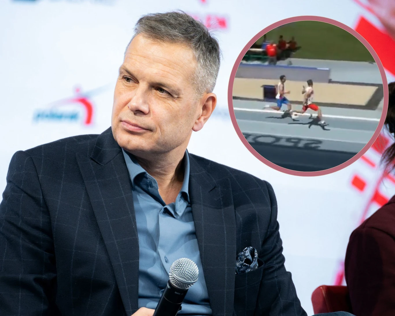 Mężczyzna w eleganckim garniturze siedzący z mikrofonem podczas konferencji prasowej, w tle logo wydarzenia sportowego, w okrągłym wstawieniu fragment biegu lekkoatletycznego z dwoma zawodnikami na stadionie.