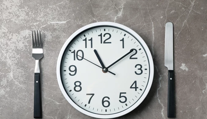 Intermittent fasting, inaczej post przerywany. Zobacz, jak wpływa na organizm.
