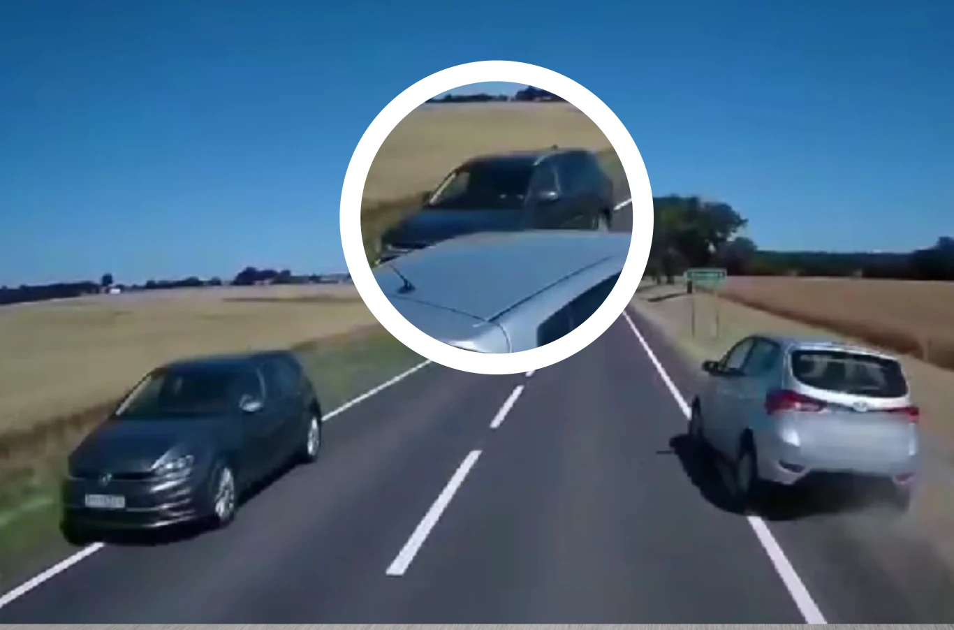 Starszy kierowca podjął wyjątkowo ryzykowny manewr. Trzy samochody na wąskiej, wiejskiej drodze, jeden z nich wyprzedza drugi w miejscu o ograniczonej widoczności, a pojazd nadjeżdża z przeciwka, co sugeruje ryzykowną sytuację drogową.