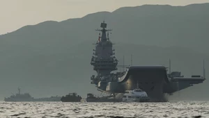 Zaskakujący ruch Chin. Największy okręt wpłynął do Hongkongu