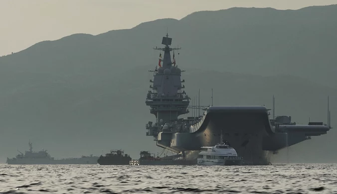Zaskakujący ruch Chin. Największy okręt wpłynął do Hongkongu