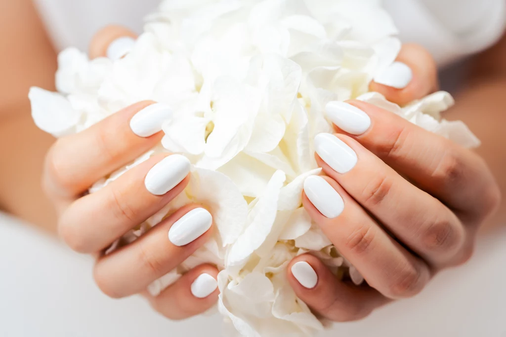 Śnieżnobiały manicure pięknie podkreśla opaleniznę
