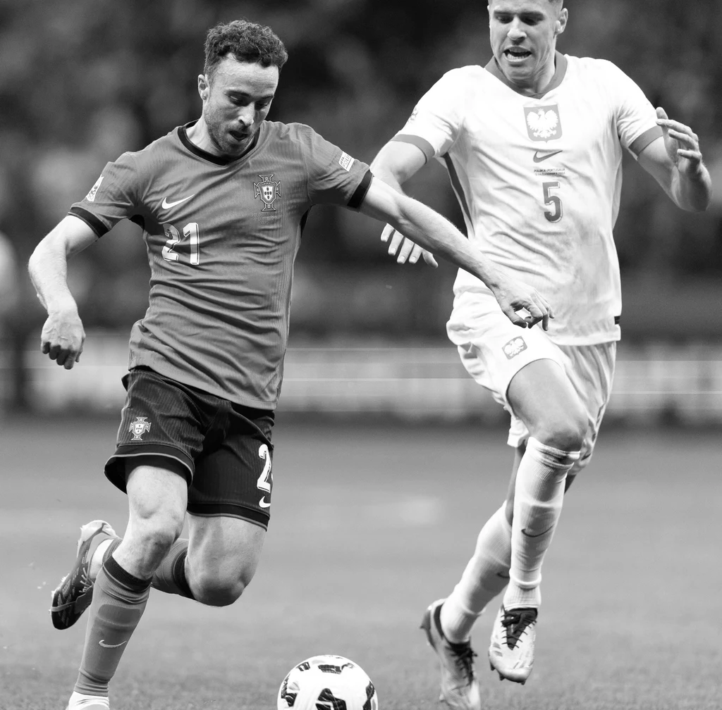 Diogo Joto (z lewej) kontra Jan Bednarek w meczu Polska - Portugalia w Lidze Narodów - Warszawa, 12 października 2024 r. Diogo Joto (z lewej) kontra Jan Bednarek w meczu Polska - Portugalia w Lidze Narodów - Warszawa, 12 października 2024 r.