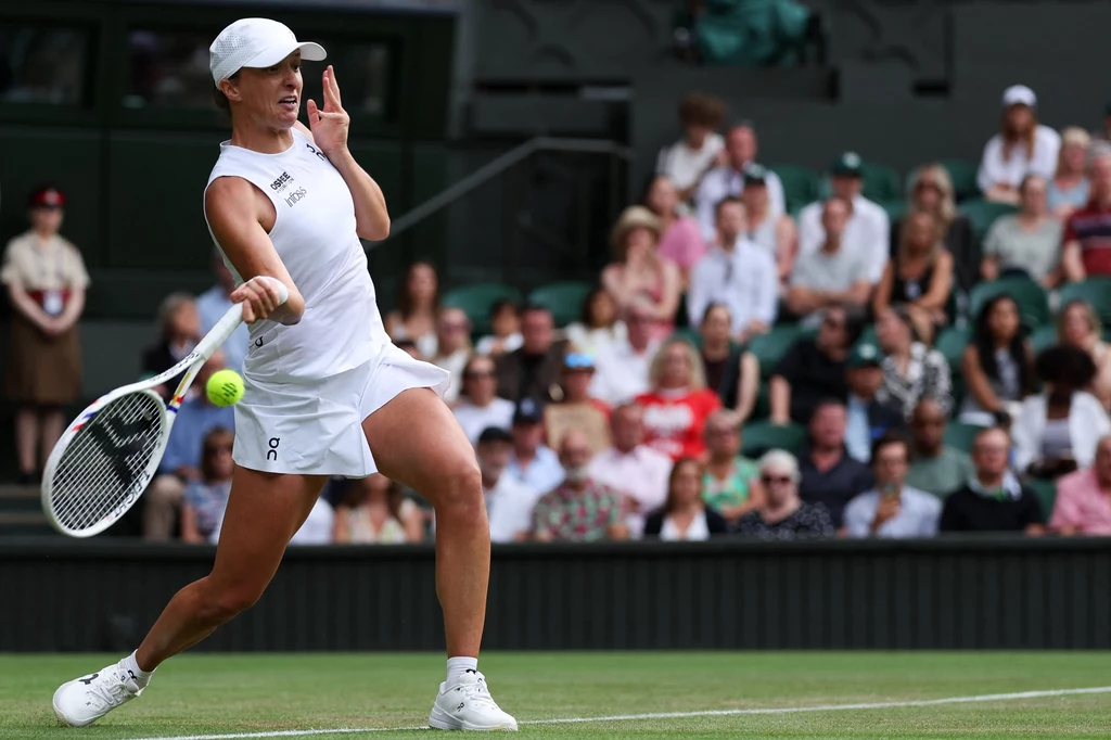 Iga Świątek podczas meczu na Wimbledonie 2025 Iga Świątek podczas meczu na Wimbledonie 2025