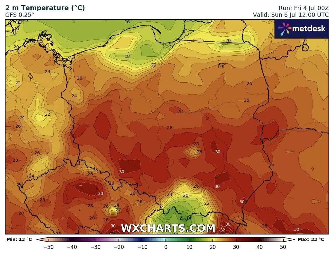 Kolorowa mapa Polski oraz krajów ościennych ilustrująca prognozowane temperatury w stopniach Celsjusza na różnych obszarach, z najwyższymi wartościami na południu kraju dochodzącymi do 33°C, wygenerowana przez serwis meteorologiczny.