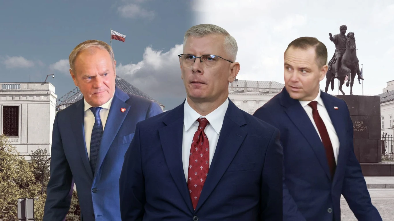 Donald Tusk, Sławomir Cenckiewicz oraz Karol Nawrocki Trzech mężczyzn w garniturach na tle polskich symboli narodowych, w tym flagi i pomnika jeźdźca na koniu, kompozycja sugerująca powagę i związek ze sprawami publicznymi.