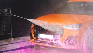 Mycie samochodu w upale. Dlaczego brzmi to jak fatalny pomysł?