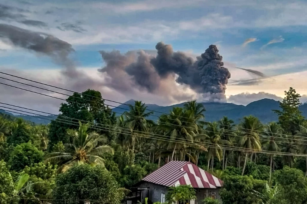 Erupcja indonezyjskiego wulkanu Dukano 13 lutego 2025 roku. Dotąd jego ostatni wybuch odnotowano 24 czerwca Erupcja indonezyjskiego wulkanu Dukano 13 lutego 2025 roku. Dotąd jego ostatni wybuch odnotowano 24 czerwca