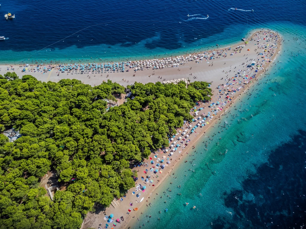 Chorwacja jest często wybierana przez Polaków na miejsce wakacyjnego odpoczynku. Na zdjęciu plaża Zlatni rat na wyspie Brač Chorwacja jest często wybierana przez Polaków na miejsce wakacyjnego odpoczynku. Na zdjęciu plaża Zlatni rat na wyspie Brač