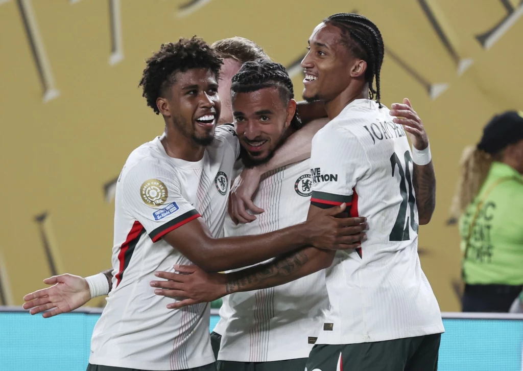 Piłkarze Chelsea celebrujący gola w meczu z Palmeiras, w środku Malo Gusto, 05.07.2025 r. Piłkarze Chelsea celebrujący gola w meczu z Palmeiras, w środku Malo Gusto, 05.07.2025 r.