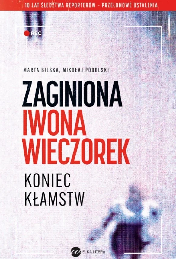 Okładka książki z tytułem Zaginiona Iwona Wieczorek Koniec kłamstw autorstwa Marty Bilskiej i Mikołaja Podolskiego, z wyraźnym, zakłóconym graficznie wizerunkiem sylwetki osoby w dolnej części i charakterystyczną kolorystyką biało-czerwoną.