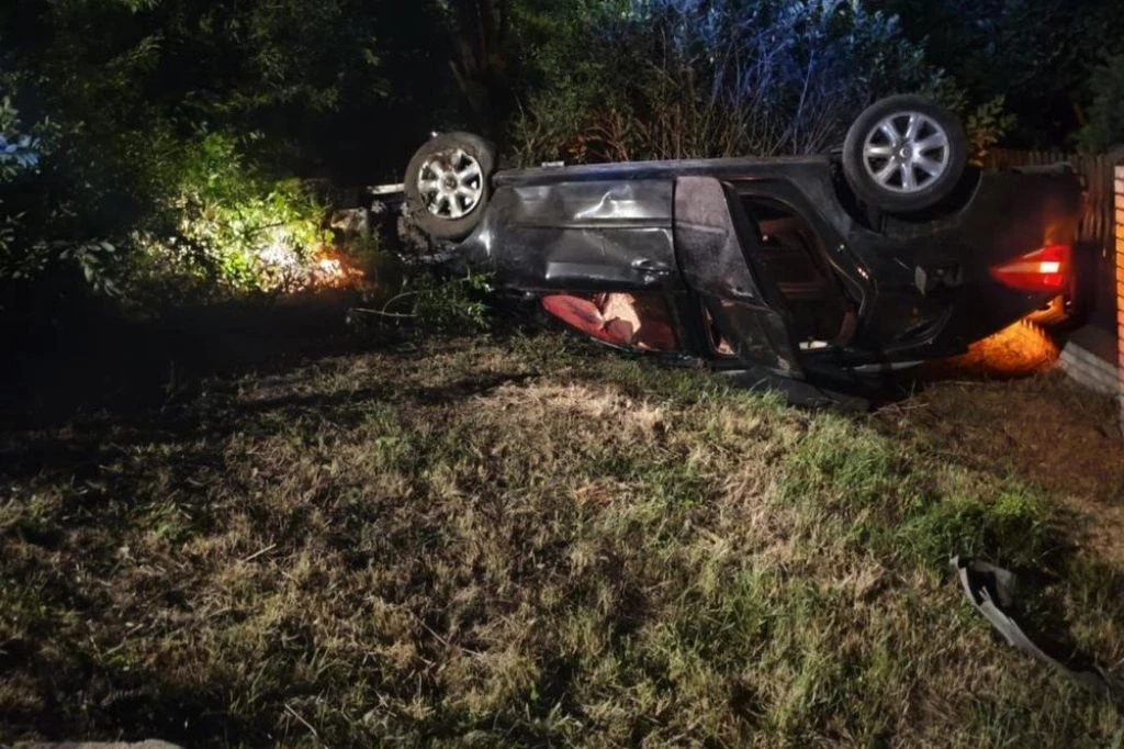 Kierowca, który zapatrzył się w telefon i spowodował wypadek, odpowie przed sądem Kierowca, który zapatrzył się w telefon i spowodował wypadek, odpowie przed sądem
