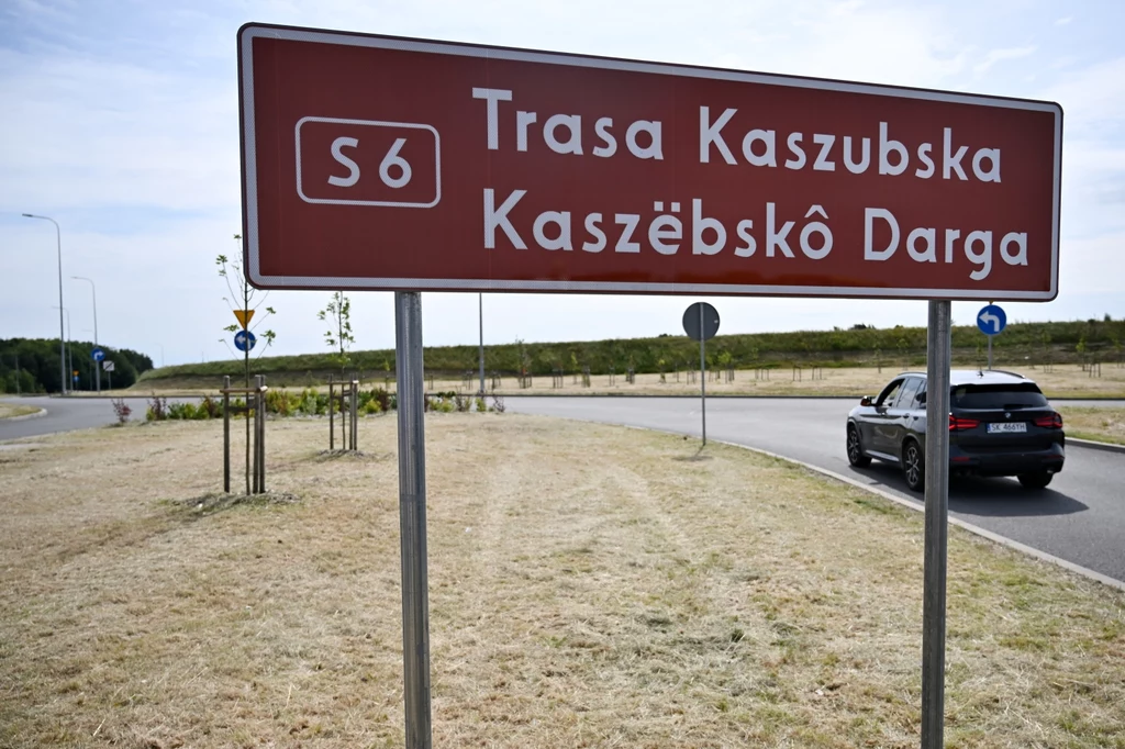Dwujęzyczna tablica odsłonięta w sobotę na węźle Kamień - Południe Dwujęzyczna tablica odsłonięta w sobotę na węźle Kamień - Południe