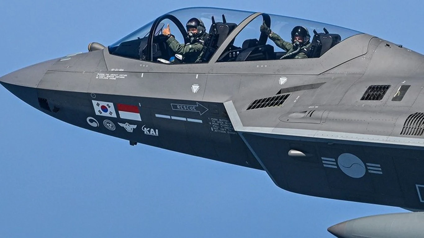 Koreańskie KF-21 Boramae mogą pojawić się w Polskich Siłach Powietrznych Dwóch pilotów w kabinie wojskowego samolotu odrzutowego w powietrzu, na kadłubie widoczne są flagi Korei Południowej i Indonezji oraz oznaczenia techniczne.