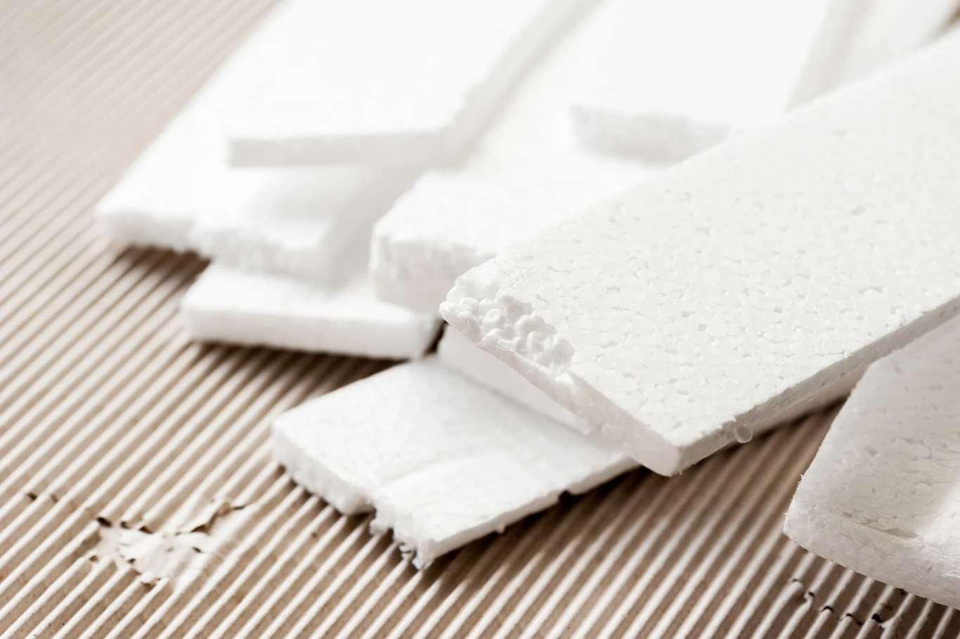 Opakowania po dużym sprzęcie AGD, takim jak pralki, lodówki czy zmywarki, to spore kawałki styropianu