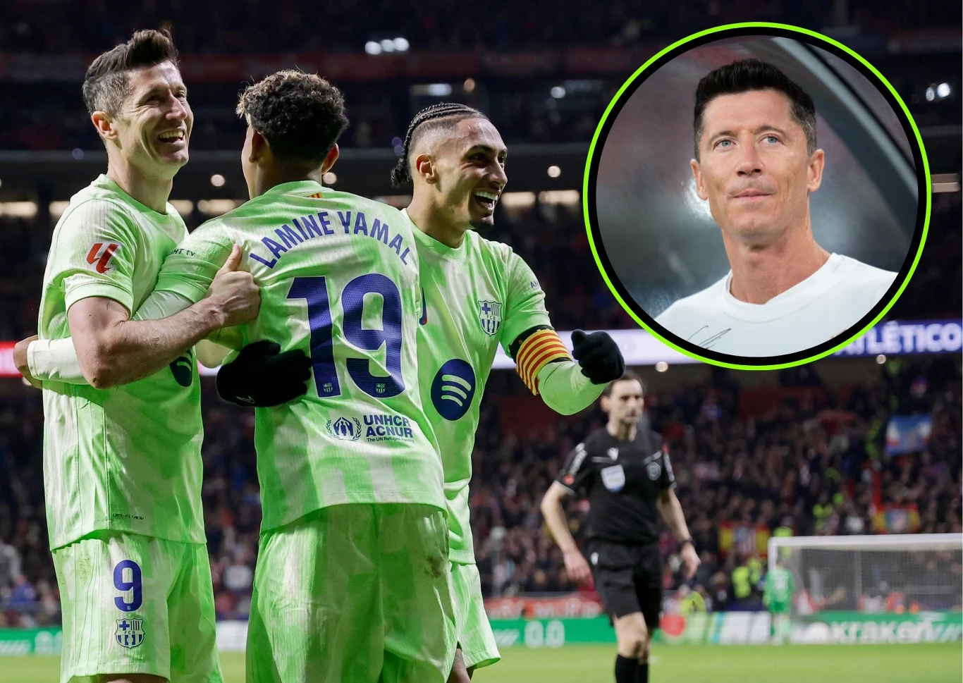 Robert Lewandowski i czeka na transfer do linii ataku w Barcelonie Trzech piłkarzy FC Barcelony w jasnozielonych strojach świętuje razem zdobycie bramki na tle stadionu, w prawym górnym rogu znajduje się okrągły portret innego piłkarza w białej koszulce, obserwującego boisko.