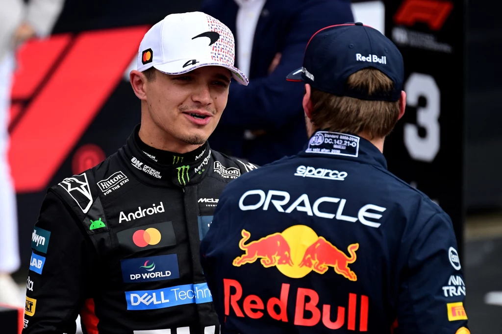 Lando Norris w rozmowie z Maksem Verstappenem Lando Norris w rozmowie z Maksem Verstappenem