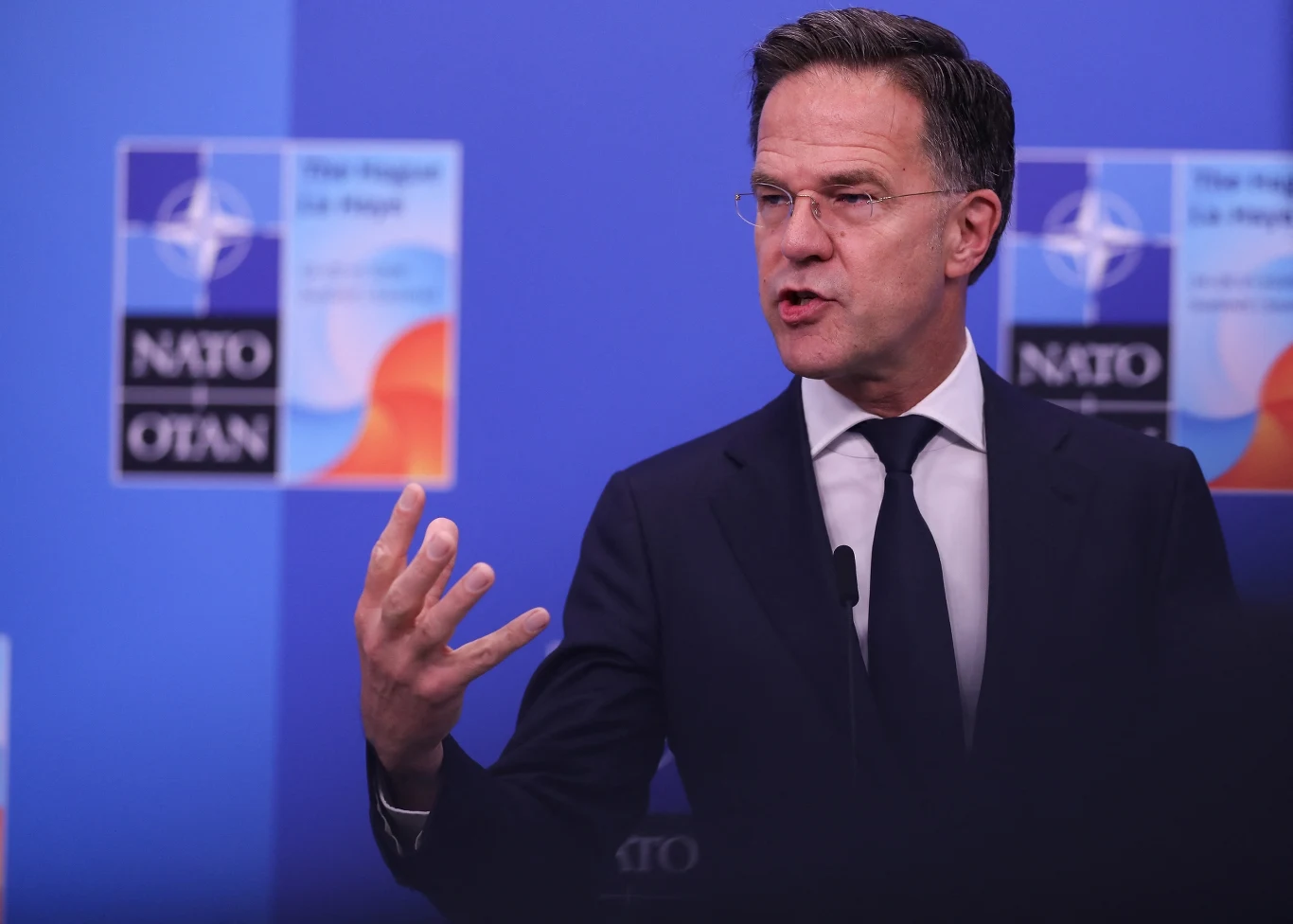 Rutte: Jeśli Xi będzie chciał zająć Tajwan, zadzwoni do Putina, by ten zaatakował NATO Polityk w garniturze przemawia gestykulując dłonią na tle niebieskiej ścianki z logotypem NATO.