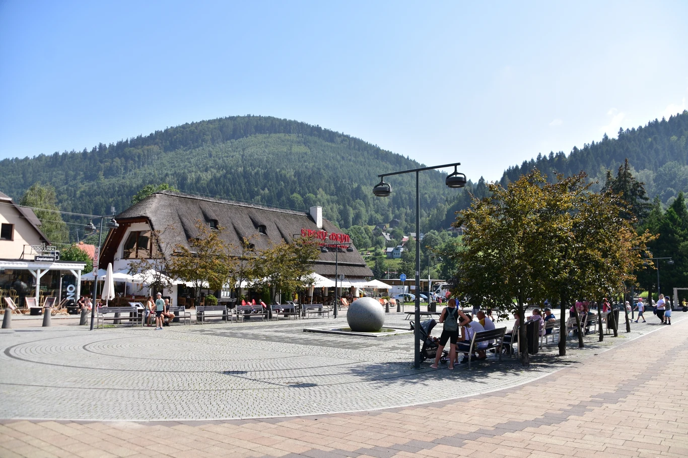 Szczyrk to malowniczy kurort w Beskidzie Śląskim. Co oferuje przybyłym turystom? 