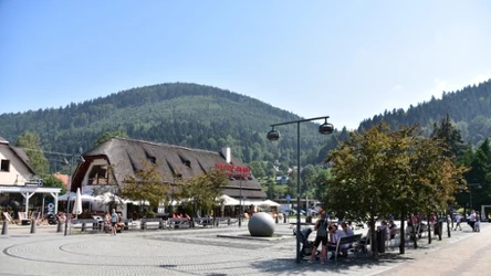 Szczyrk to malowniczy kurort w Beskidzie Śląskim. Co oferuje przybyłym turystom? 