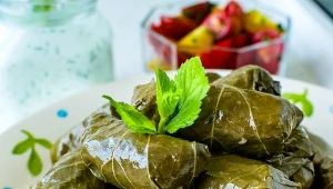 W Grecji zawijają w nie gołąbki. Wystarczy włożyć do słoika i kisić jak ogórki 
