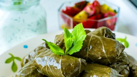 Greckie dolmades robi się z kiszonych liści winogron. 