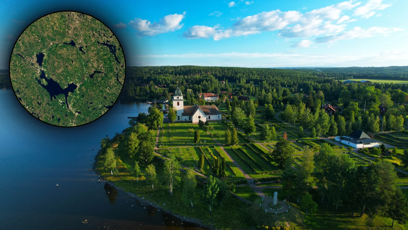 Popularny wśród mieszkańców i turystów obszar Szwecji skrywa sekret sprzed milionów lat. To ogromny krater po kosmicznym zderzeniu. Malowniczy widok na nadbrzeżną wieś z białym kościołem otoczonym drzewami, położoną nad jeziorem; w lewym górnym rogu wstawka z satelitarnym widokiem okolicy.