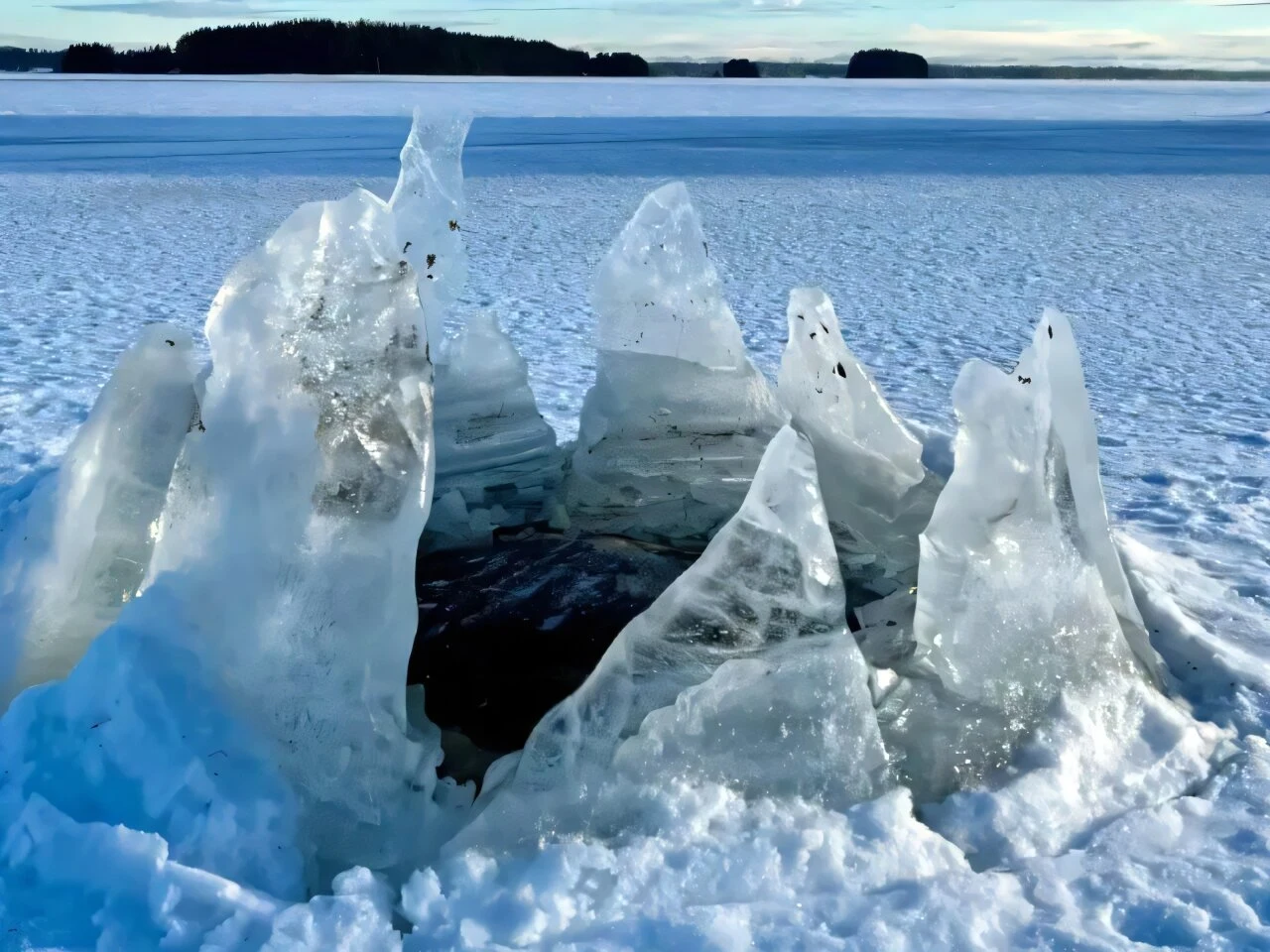 Zarówno sama struktura uderzeniowa, jak i powstałe na obrzeżach krateru Siljan jeziora, to obszar intensywnych badań naukowców. Badają m.in. zagadkowe dziury w zamarzniętej wodzie. Formacje lodowe o ostrych krawędziach wyrastające z zamarzniętego jeziora, otoczone śnieżną powłoką, w tle widać zamarzniętą taflę wody oraz ciemne wyspy na horyzoncie.