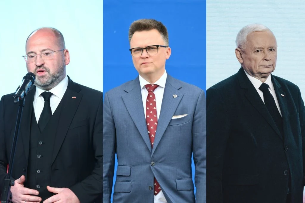 Szymon Hołownia spotkał się z Adamem Bielanem i Jarosławem Kaczyńskim Trzech mężczyzn, każdy w garniturze, jeden z nich przemawia do mikrofonu, pozostali stoją na neutralnym tle, skupienie i powaga widoczne na ich twarzach